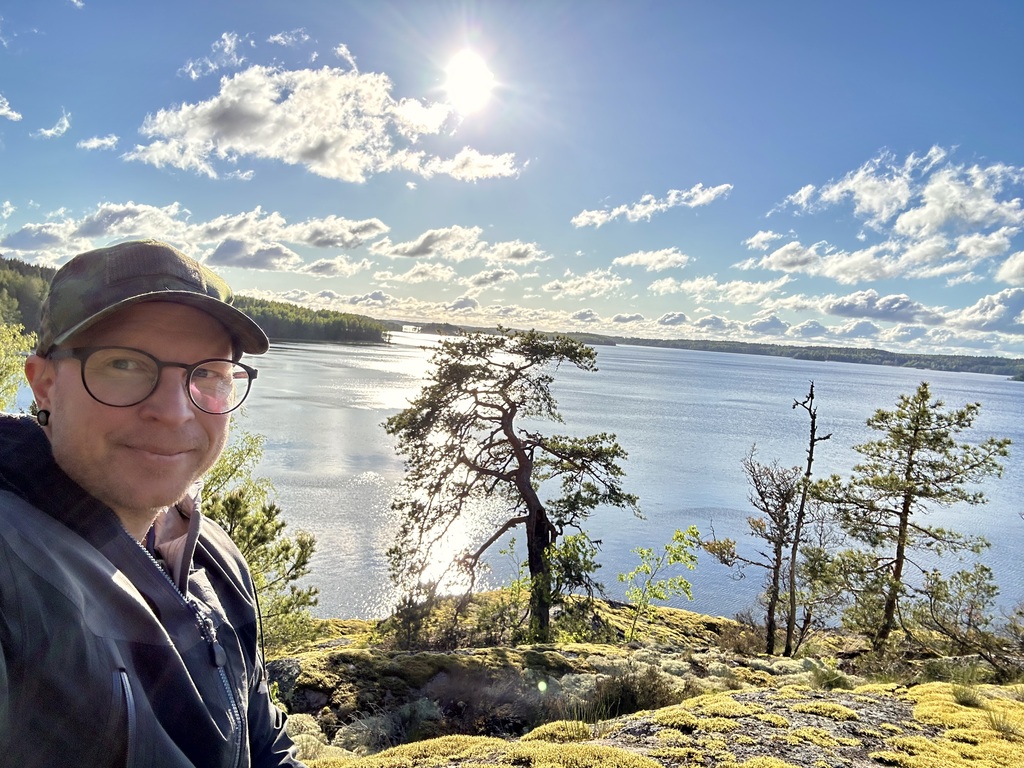 Antti Haltiamieli ulkona järvimaisemassa